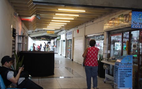 Situación. Algunos locales lucen cerrados. Se observa muy pocas personas en varios de los Albocentros ubicados a lo largo de la avenida.