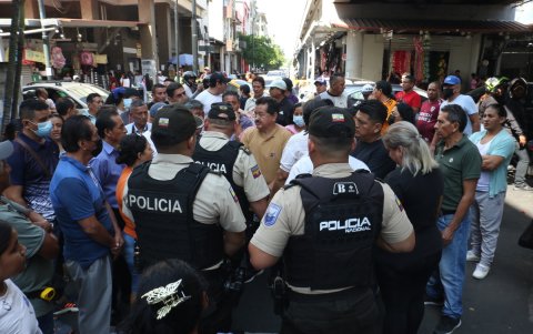 Agentes policiales se reunieron con comerciantes de la Bahía, este viernes 9 de mayo.