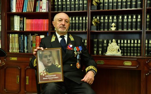 El embajador muestra el retrato de su padre, quien fue militar.