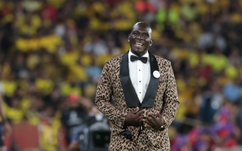 El entrenador del Barcelona SC, Segundo Castillo utilizó un particular traje para el partido contra River Plata de Argentina.