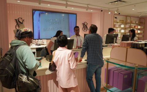 La tienda ha agotado completamente su stock de sets de regalo y fragancias populares.