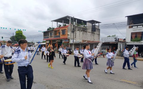 Estudiantes protagonizaron desfile cívico.