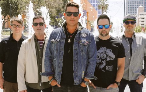 La banda californiana terminará de grabar su nuevo álbum a la par de su intensa gira por Estados Unidos y Canadá.