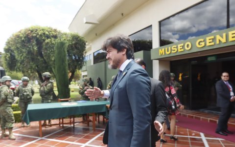 El ministro José De La Gasca anunció que la Constituyente pasaría a segundo plano para impulsar reofrmas parciales y enmiendas en la Asamblea.