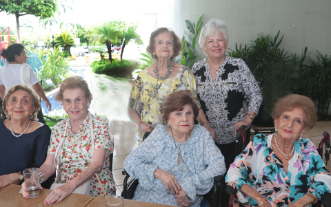 Raquel acompañada de Mildred de Amador, Chabuca Carbo, Gloria de Vinueza, Carmen Díaz y Julieta Isaías de Simon.