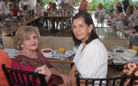 Sonia Phillips y Magdalena de Peñaherrera.