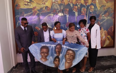 La asambleísta Paola Cabezas junto a su familia en el acto de entrega de credenciales a asambleístas nacionales.