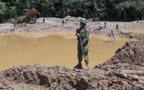 Militares custodiando Alto Punino.