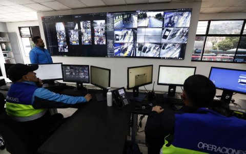 Operadores monitorean el comportamiento de pasajeros y conductores para mejorar la seguridad en los buses.