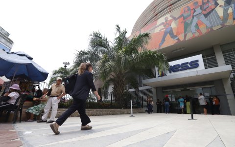 Personas en el exterior del edificio del Instituto Ecuatoriano de Seguridad Social en Guayaquil.