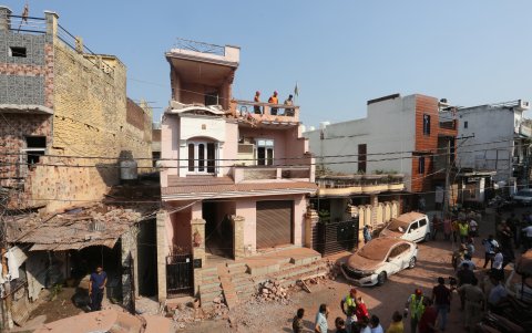Vecinos de Muzaffarabad, en Cachemira paquistaní, despertaron entre escombros y explosiones tras los bombardeos nocturnos.
