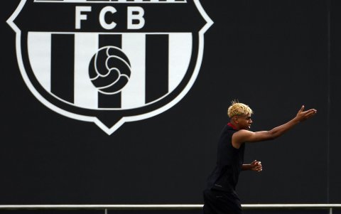 El jugador del FC Barcelona Lamine Yamal durante el entrenamiento que el equipo azulgrana relaizó en la ciudad deportiva Jon Gamper.