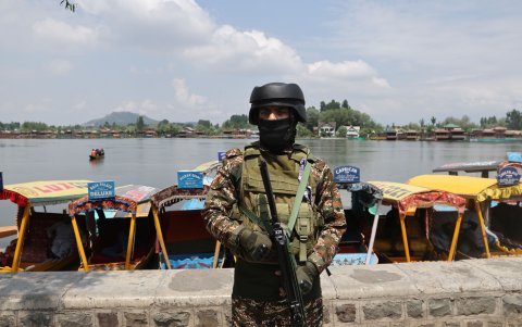 Un soldado paramilitar indio hace guardia en Srinagar, la capital de verano de Cachemira india, el 10 de mayo de 2025.