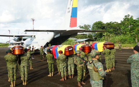 En un avión modelo Hércules son trasladados los cuerpos de los militares.
