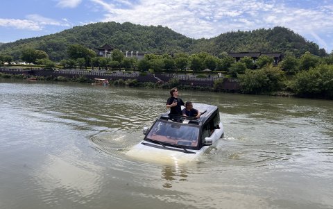 El Yangwang U8 de BYD puede navegar hasta 3 km en caso de inundación.