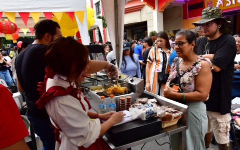 Gastronomía. Los visitantes degustaron los diferentes platos de la comida asiática.
