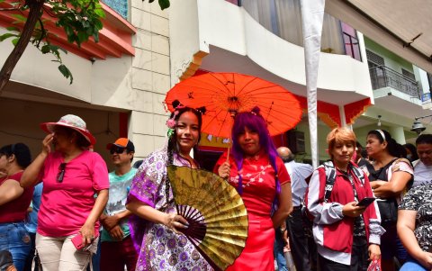 Atuendos. Dos mujeres lucieron los trajes y accesorios tradicionales de este país.