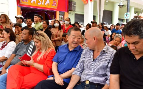 Autoridades. Gao Zhenting, cónsul de la República Popular China (centro), y concejales de la ciudad estuvieron en el Festival.