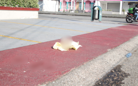 Manchas en la calzada cercana al restaurante.