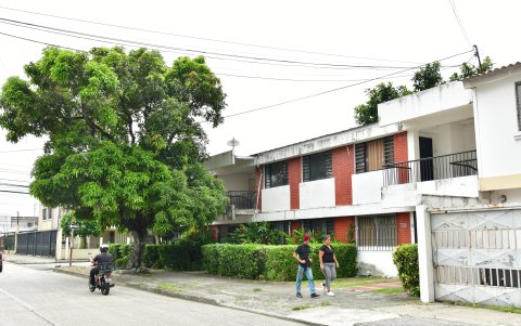 Son pocas las viviendas que aún quedan sin garaje o cerramientos.