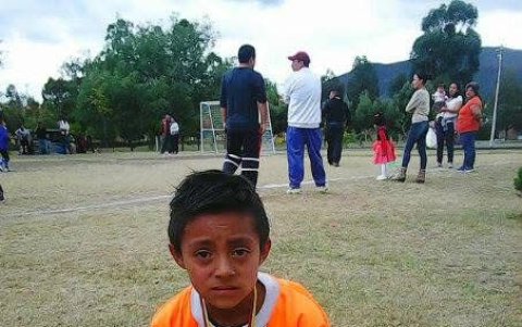 Pablo Calle desde siempre jugó al fútbol. En la foto, en sus inicios en su natal Cuenca.