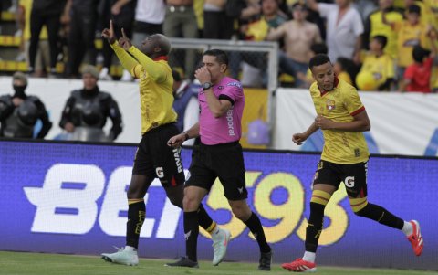 Felipe Caicedo (i) marcó el gol del empate de Barcelona SC ante Universidad Católica.