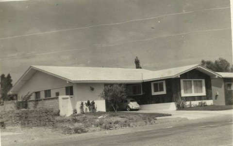 Las casas en Urdesa fueron concebidas sin rejas ni cerramientos elevados, promoviendo la idea de una urbanización abierta y caminable. Imagen tomada de La Memoria de Guayaquil.
