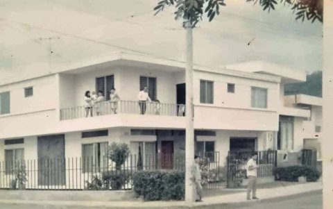 Así lucía en 1972 una vivienda de Víctor Emilio Estrada y Costanera, cerca del puente que va de Urdesa a Miraflores. La imagen fue cedida por María Antonieta Palacios Jara a La Memoria de Guayaquil.