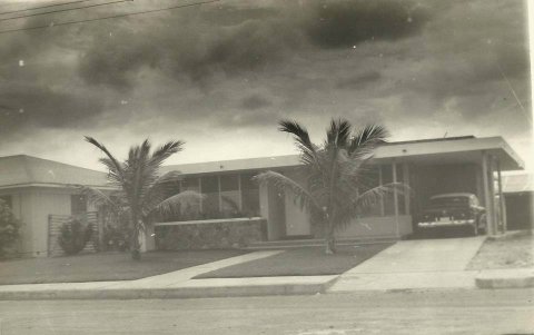 Estilo de una casa en Urdesa, sin rejas ni cerramientos. Fue el concepto original de esta urbanización. Imagen cedida por Fernado Iturralde Ycaza a La Memoria de Guayaquil.