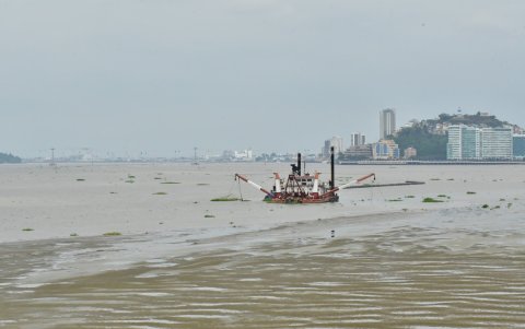 En una entrevista anterior, la prefecta Marcela Aguiñaga reconoció que el dragado es necesario, pero aclaró que no puede asumirse como la única respuesta estructural.