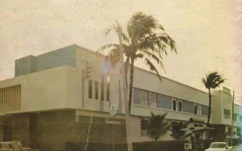 Donde actualmente funciona el centro comercial Plaza Triángulo, en la avenida Víctor Emilio Estrada, comenzó el colegio Espíritu Santo.