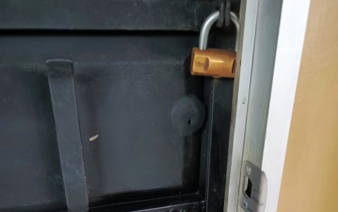 En algunas oficinas de docentes hubo doble candado para impedir el acceso.