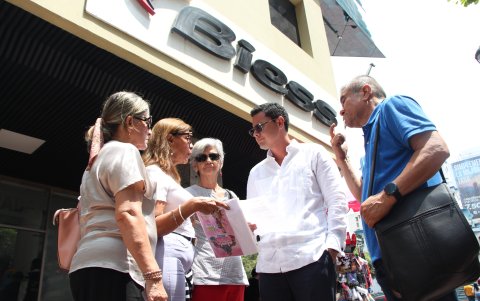 Autoridad. El defensor del Pueblo del Guayas, Gonzalo Ortega, escucha a jubilados afectados.