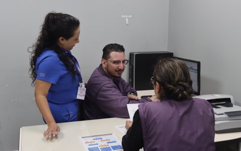Un punto de vacunación contra la fiebre amarilla se instaló en el aeropuerto Mariscal Sucre.