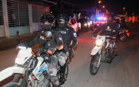 Militares y policías patrullan las calles de Esmeraldas en respuesta al repunte de hechos violentos en la provincia.