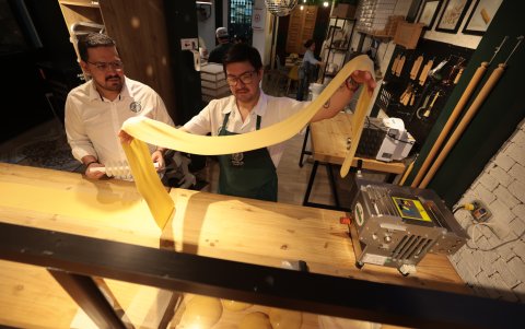 Andrés y Juan Felipe Torres, en acción: la pasta fresca se hace cada día en el pastificio, el corazón artesanal de Sfoglia.