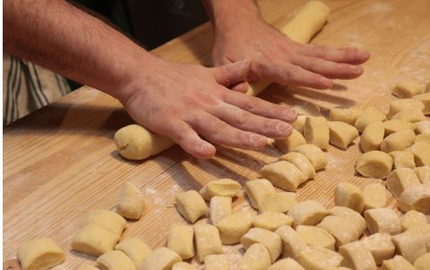 Cada ñoqui se forma uno a uno, con paciencia, textura y memoria de domingo en familia.