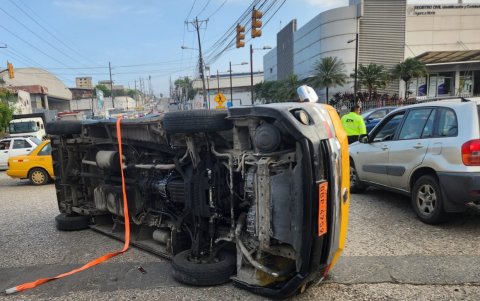 Así terminó el vehículo de transporte escolar tras el impacto del bus de transporte urbano, cuyo conductor irrespetó la luz roja del semáforo.