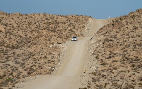 Una camioneta del Servicio de Aduanas y Protección Fronteriza de EE. UU (CBP) patrullando la frontera suroeste de EE.UU. con México, El Paso, Texas (EE.UU.).