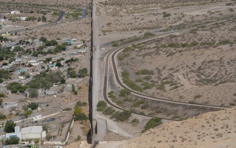 El muro que divide el suroeste de EE.UU. con México, El Paso, Texas (EE.UU.).