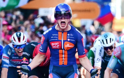 Casper van Uden del equipo Picnic Postnl celebra eufórico tras ganar la etapa 4.