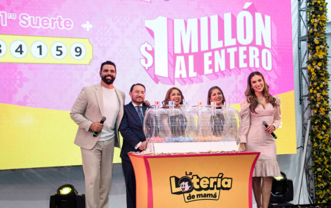 Los animadores Ronald Farina y María José Freire, acompañados de Pedro Castro Falconí, notario público 65 del cantón Quito; Dennise Parada, representante del presidente del Directorio del Ramo de Loterías; y María José Ramos, representante del gerente general del Ramo de Loterías.