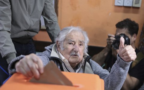 El expresidente de Uruguay José Mujica votando en las elecciones presidenciales y parlamentarias del país, en Montevideo