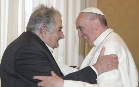 Fotografía de archivo del papa Francisco junto al expresidente de Uruguay, José Mujica.