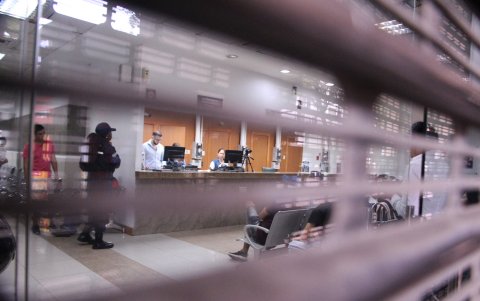 Una de las puertas de la matriz del Registro Civil, ubicada en el centro de la ciudad, permaneció cerrada. El pasado lunes 12 de mayo, allí los reclamos se proliferaron.