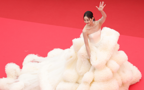 La actriz china Wan Qianhui durante la inauguración de Cannes 2025 y la premiere de la película francesa 'Partir un jour'.