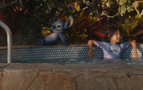 Stitch y Maia Kealoha como Lilo.