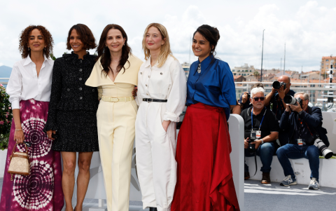 La escritora Leila Slimani, la actriz Halle Berry, la actriz y presidenta del jurado Juliette Binoche, la actriz Alba Rohrwacher y el director Payal Kapadia.