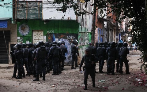 Integrantes de la Policía fueron captados este martes, 13 de mayo, al ingresar a la favela Moinho, durante una manifestación en contra del desalojo, en Sao Paulo (Brasil).