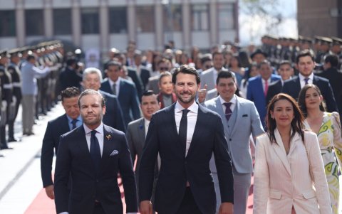 Niels Olsen (centro), presidente de la Asamblea Nacional 2025-2027, en su llegada a la Legislativo.